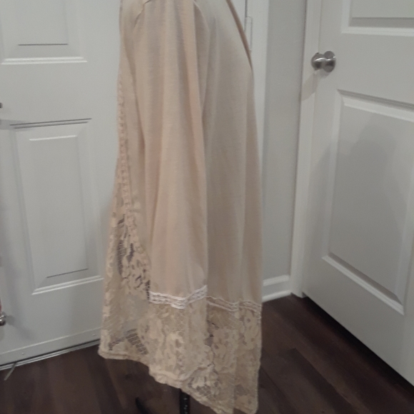 Lacey tan shawl - Picture 3 of 8